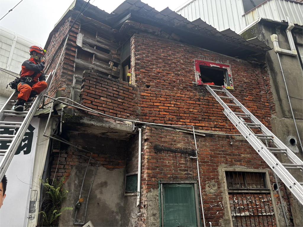 快新聞／土城2樓磚造老屋倒塌　1男遭活埋搶救中