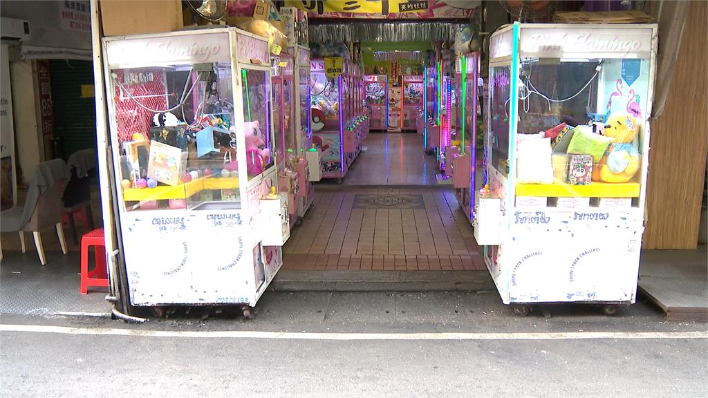 饒河夜市娃娃機遭偷獎品　疑老師帶學生全程目睹未制止