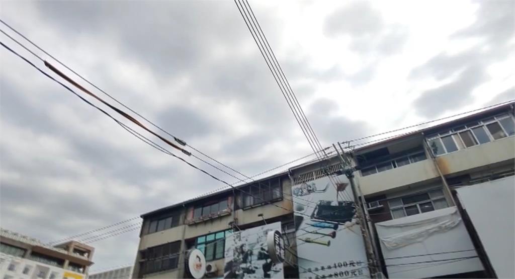 超驚險！　電纜線從天降　險擊落機車女騎士