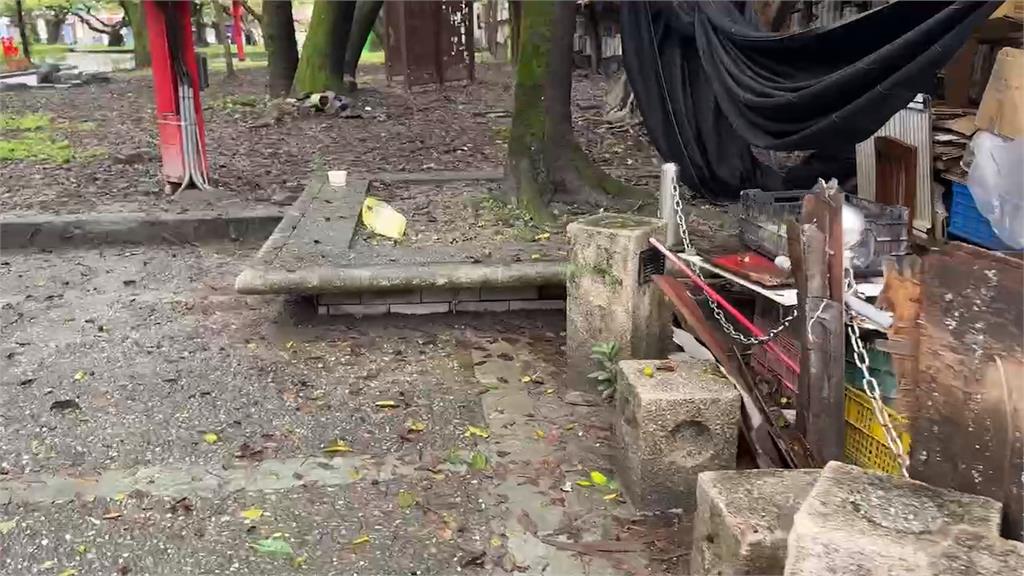 惡劣!黑衣男疑酒醉 對街友「做這些」引眾怒