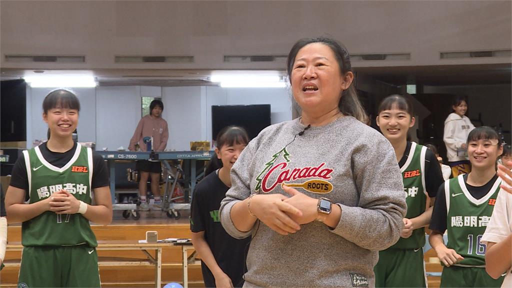 HBL(影)/HBL校園好聲音! 陽明女籃教練、球員化身「球場歌后」