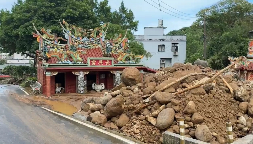 快新聞／豪雨猛襲！金山長興宮「遭土石流埋一半」香爐險滅頂　驚人畫面曝光　