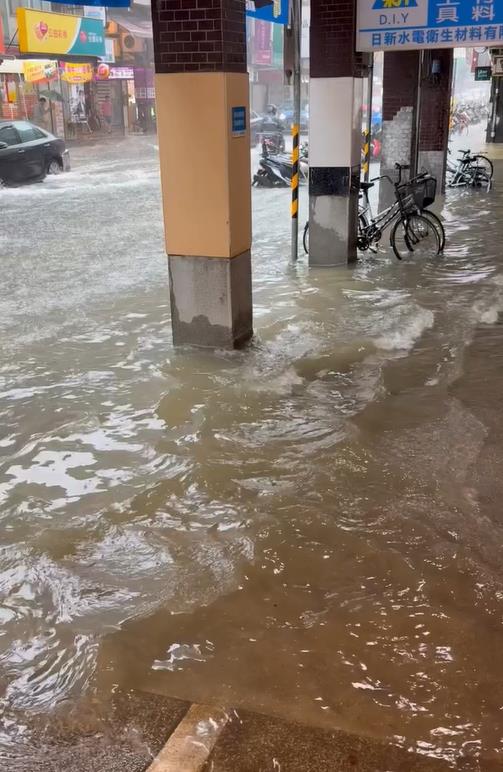 圖輯／台北狂淹大水！嚴重災情畫面一次看　多地水柱狂噴、大量污水覆蓋路面