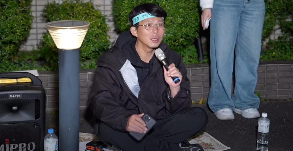 黃國昌寫字鬧笑話!抗議布條「醫」字讓人直搖頭 網再揪「這錯誤」:傻眼