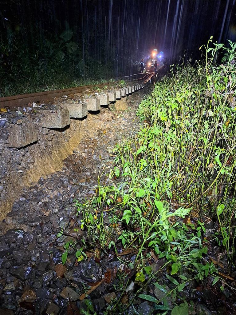 快新聞／平溪線路基下陷　台鐵出動逾百人漏夜搶修上午9時恢復行駛