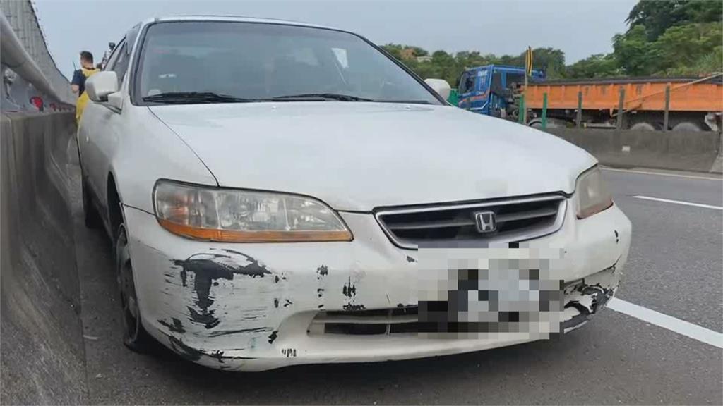 八旬翁駕車一路擦撞護欄 爆胎剩鋼圈還在開