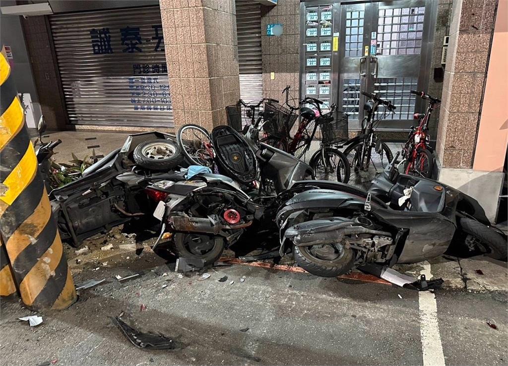 快新聞/新莊凌晨車禍!汽車撞路邊「車頭全毀」 13輛機車「遭波及全倒」畫面曝