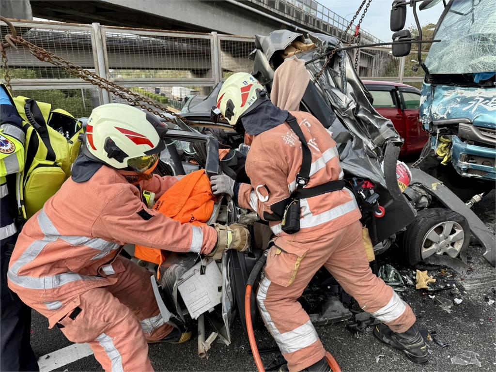 快新聞／國3嚴重車禍！大貨車撞6小客車連撞釀6傷　疑駕駛恍神釀禍