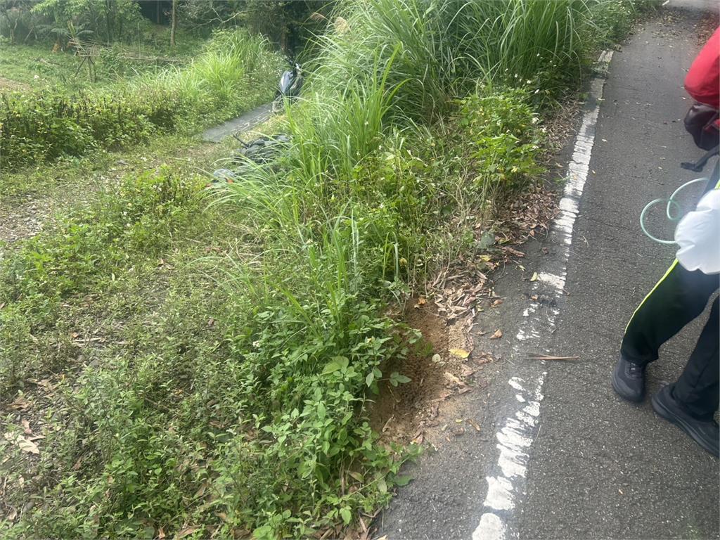 最新/三峽騎士突自摔3公尺邊坡 失去生命跡象搶救中