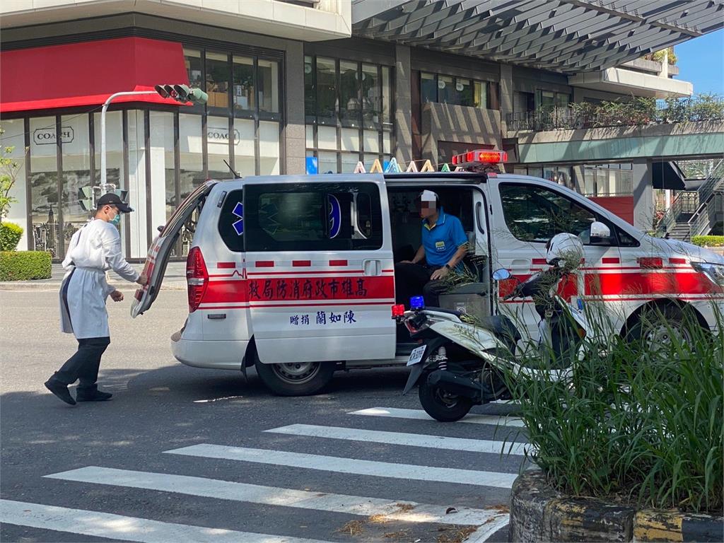 快新聞/高雄左營高鐵站前疑左轉車未禮讓 小客車撞安全島車尾全毀