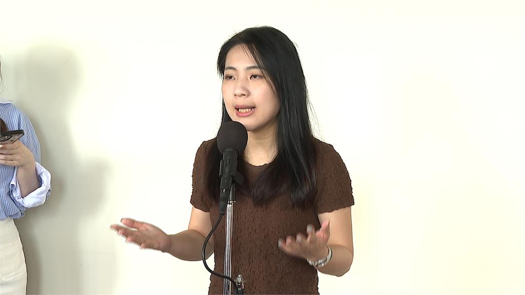 芯累了?被直擊議場內疑打瞌睡 徐巧芯回嗆:眼睛往下看也要管?