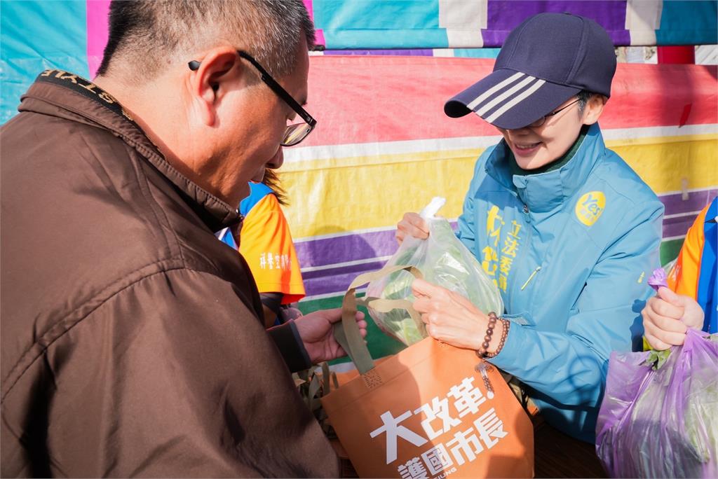 快新聞/初選後繼續深耕!攜手宮廟做愛心 林岱樺發放2000顆高麗菜助農民