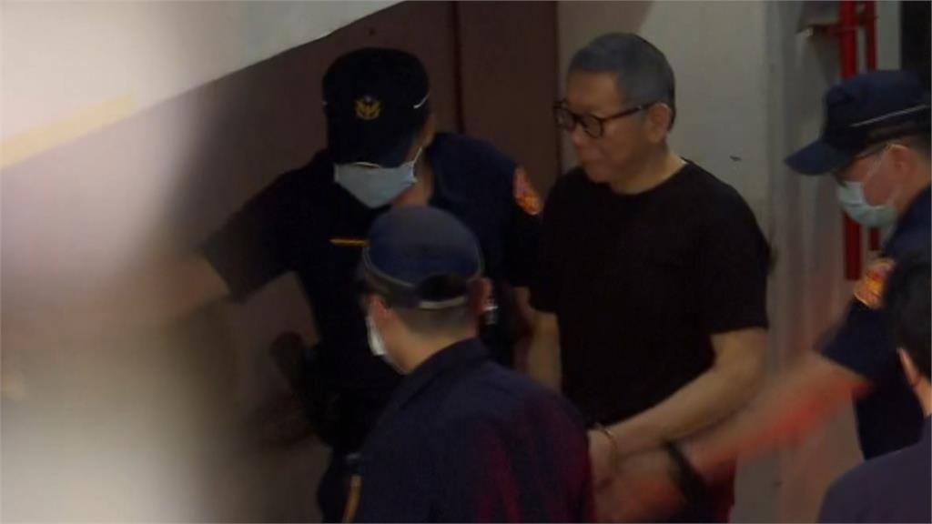 邱佩琳「親帶2百萬元到市長室」作證淚崩!柯文哲開庭疑氣到恍神「脫口5字」秒改口