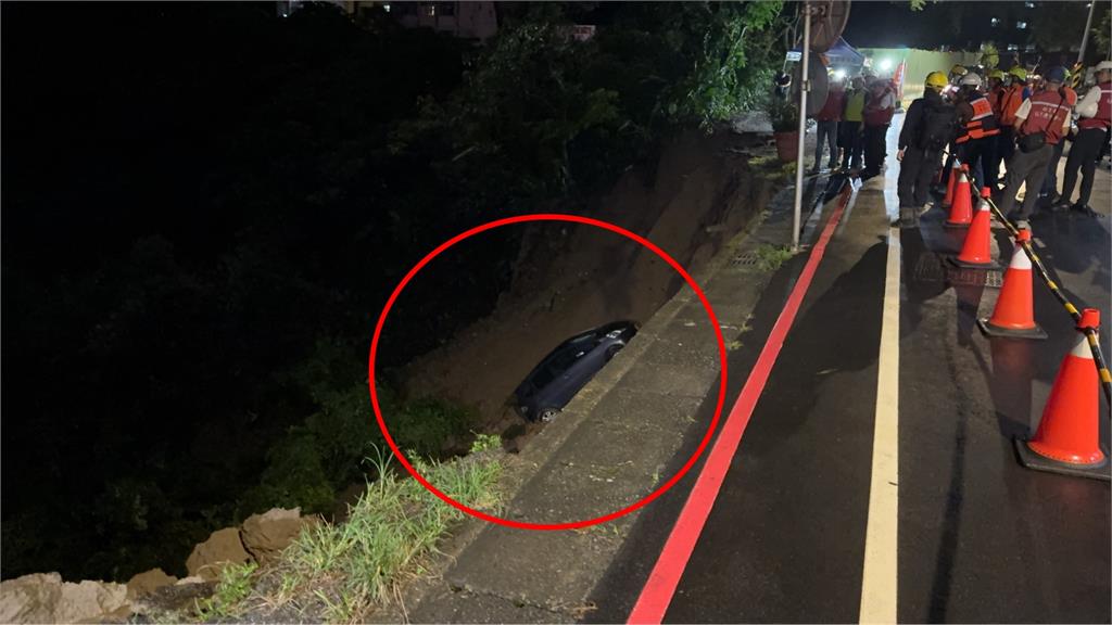 快新聞／豪雨釀災！新店路面崩釀5車墜　工務局連夜搶修中