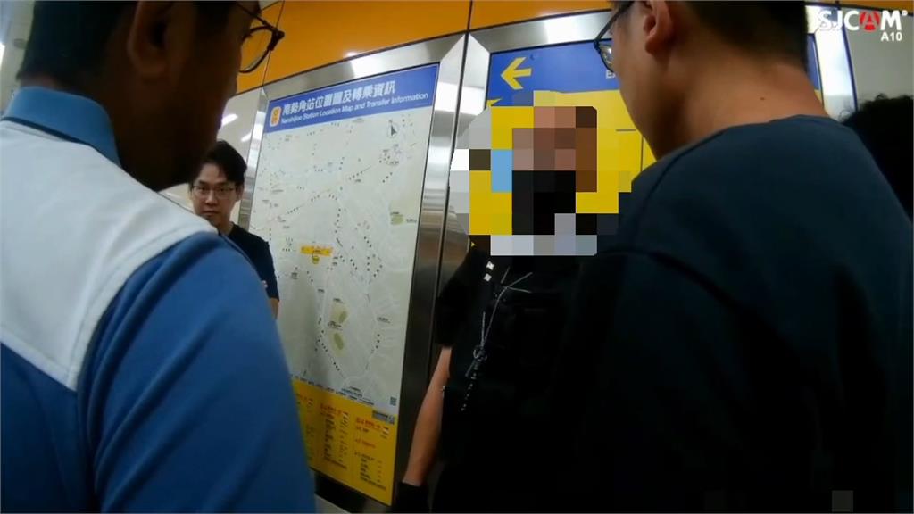 嚇人！男「腰掛雙刀」出沒北捷　警方埋伏逮人、扣刀械