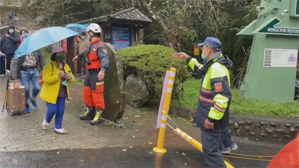 明池派出所長坐鎮守護遊客　安撫情緒協助脫困下山