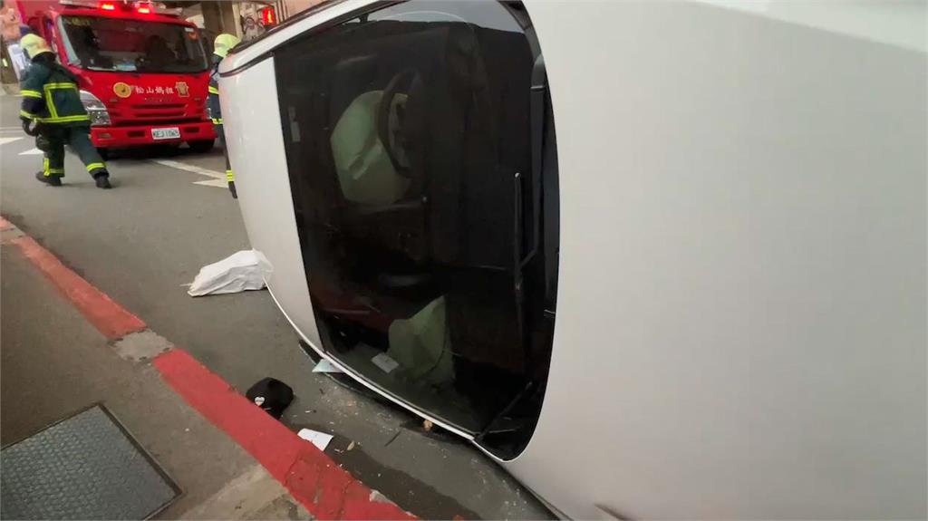 快新聞/嚇!週日一早出事 北市多元計程車自撞「90度側翻」畫面曝