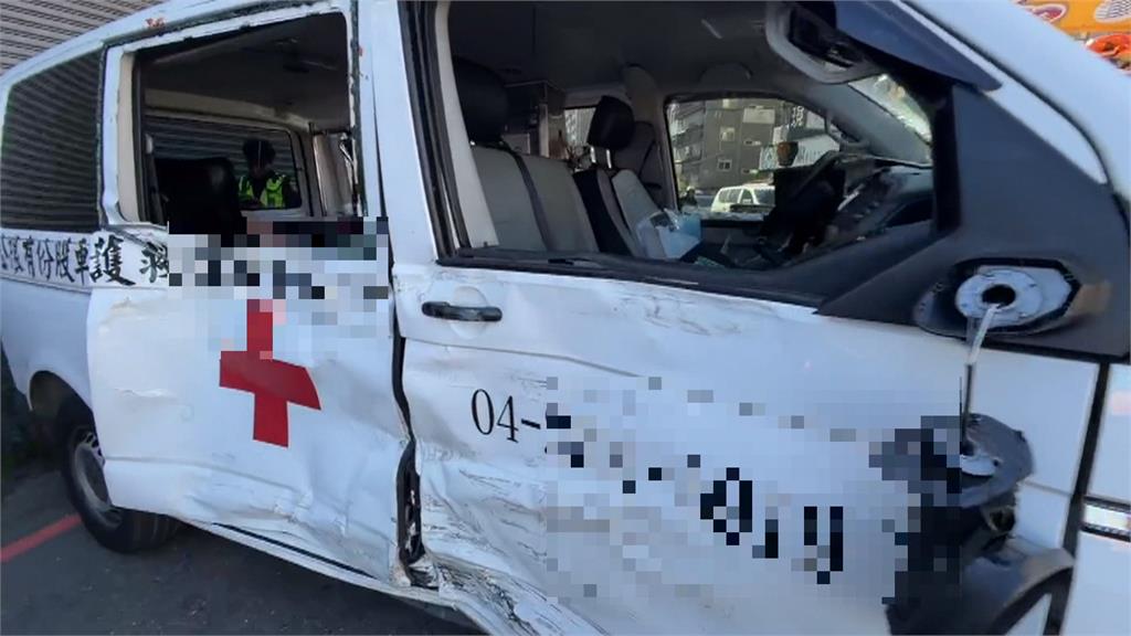 台中鳴笛救護車遭貨車猛撞"慘翻車" 波及待轉騎士