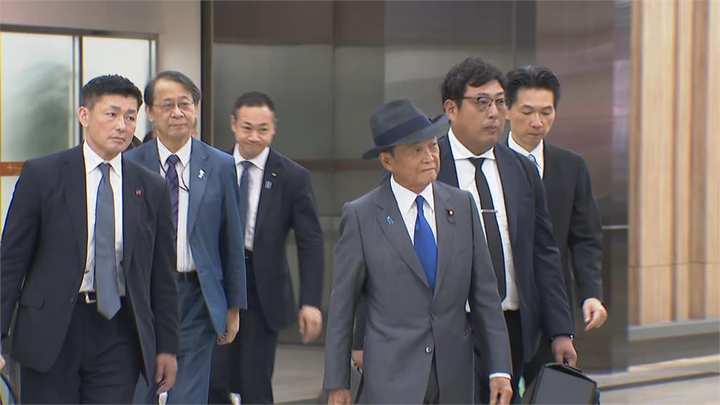快新聞／日本前首相麻生太郎抵台！　頭戴「紳士帽」親切揮手打招呼