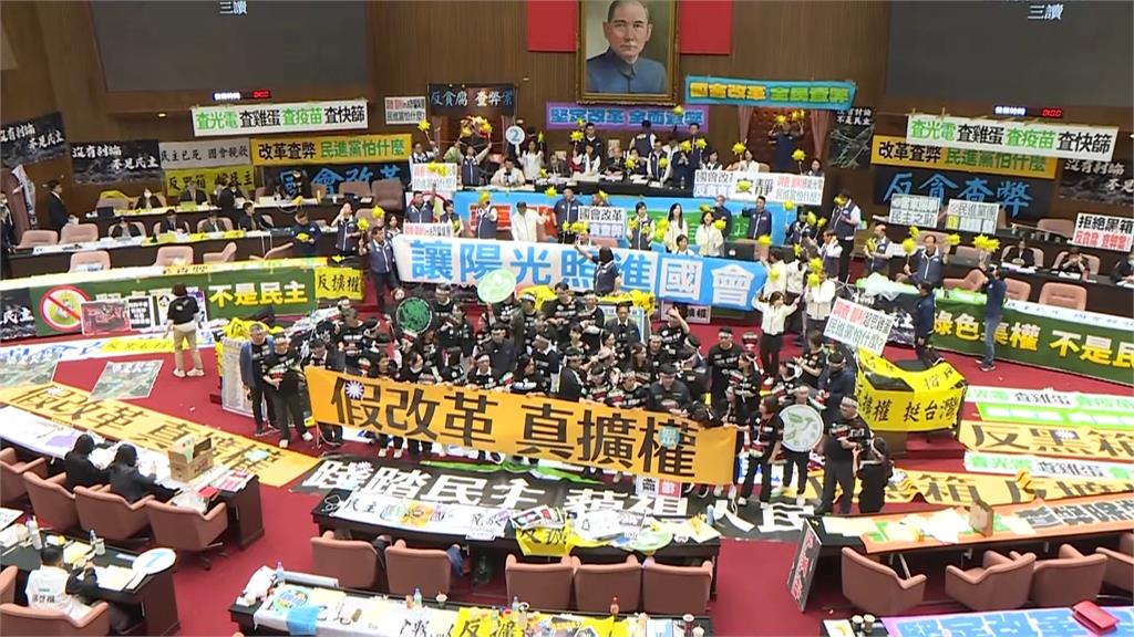 國會掀「道具大戰」 綠委持青鳥客製「珍奶手燈」抗議