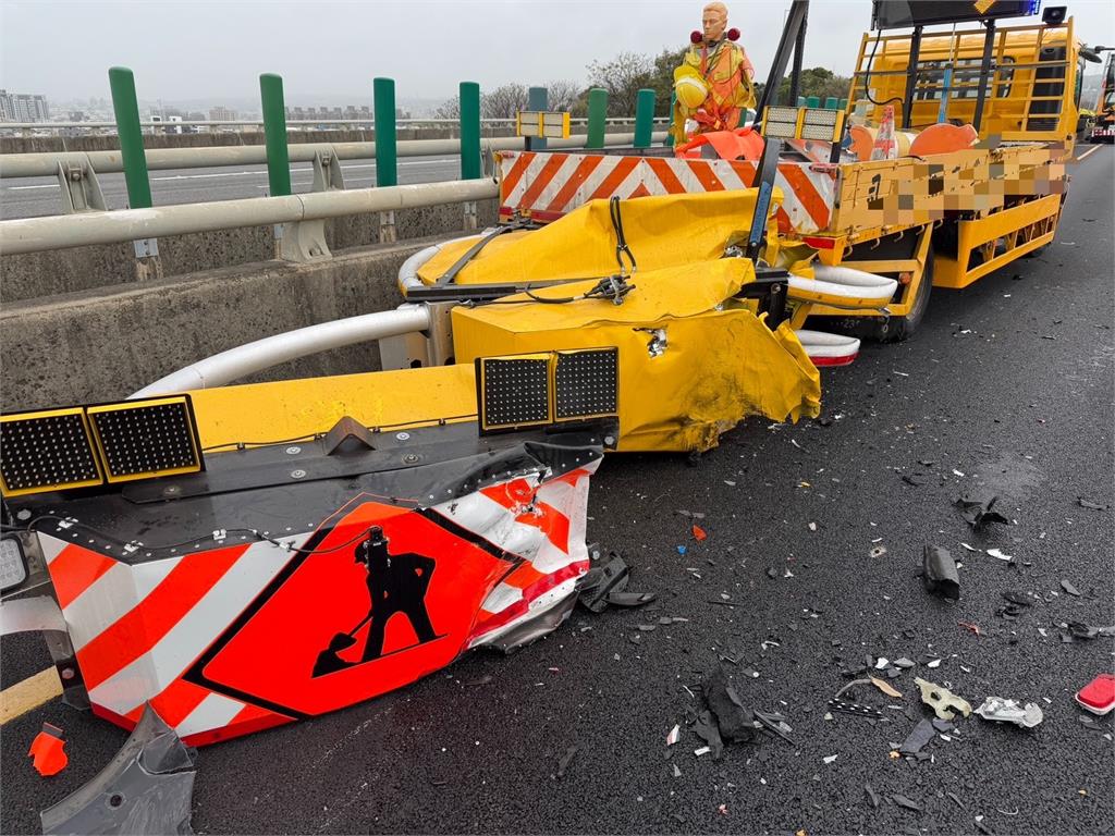 快新聞／國3驚悚追撞！小客車猛撞緩撞設施　現場回堵2公里