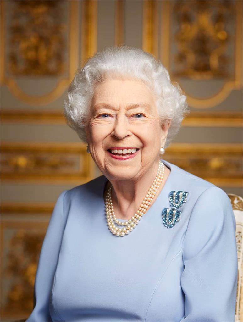 英女王從未公開「最後肖像照」曝光！國葬前夕紀念「白金禧」全網哀悼