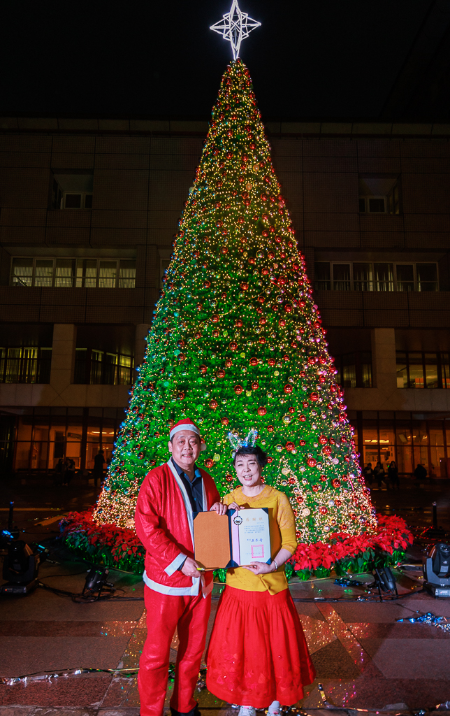 文化大學12米高聖誕樹點燈 聲樂家簡文秀演唱"奇異恩典"