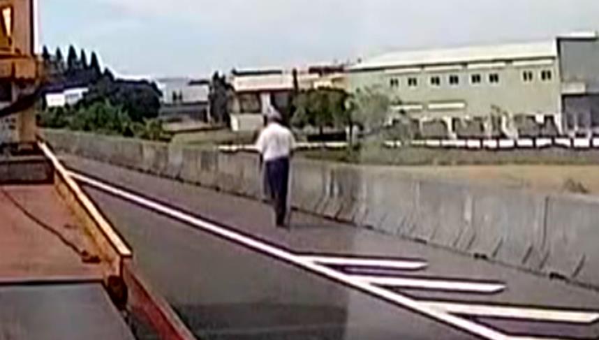 轎車國道不當變換車道釀連環撞 長照車駕駛遭波及送醫