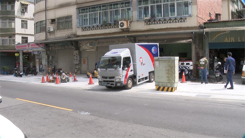 三重仁愛街人行道工程 驚見「20公分高低差」