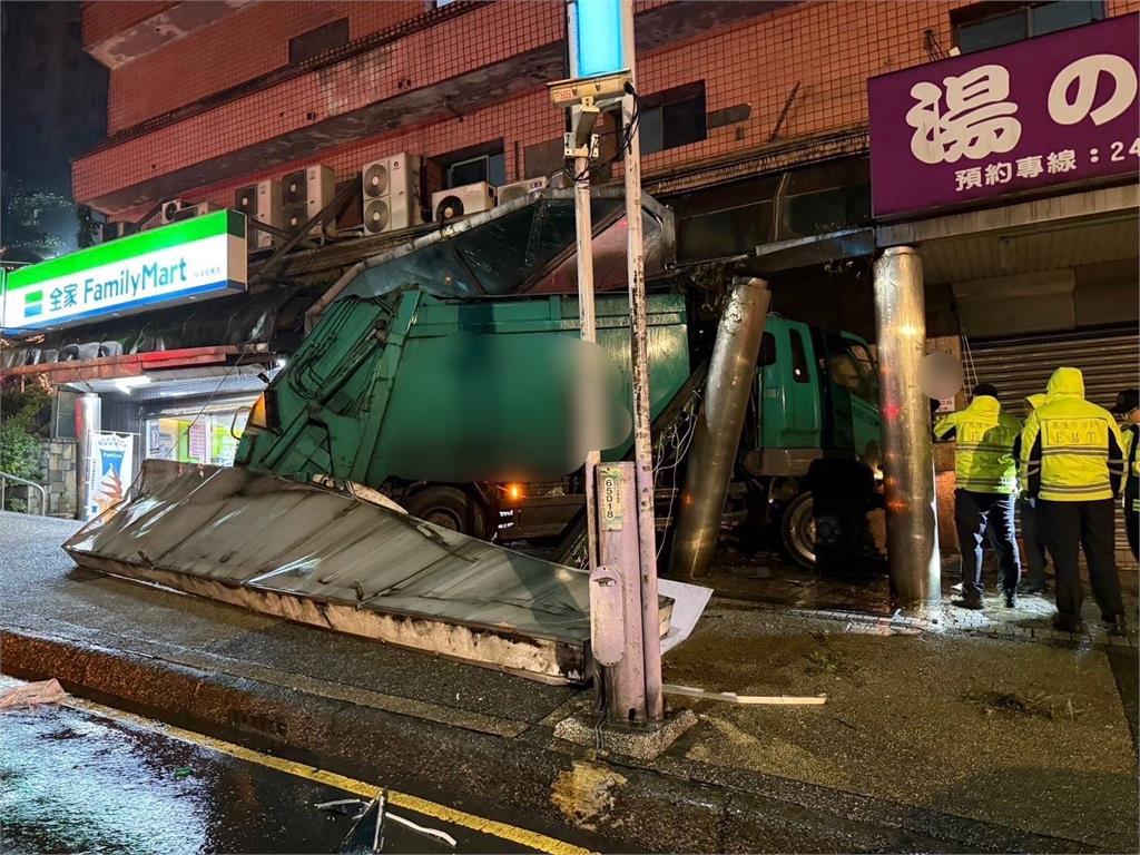 快新聞/碰!基隆垃圾車「油壓煞車失靈」沿下坡滑行 直撞店面畫面曝光