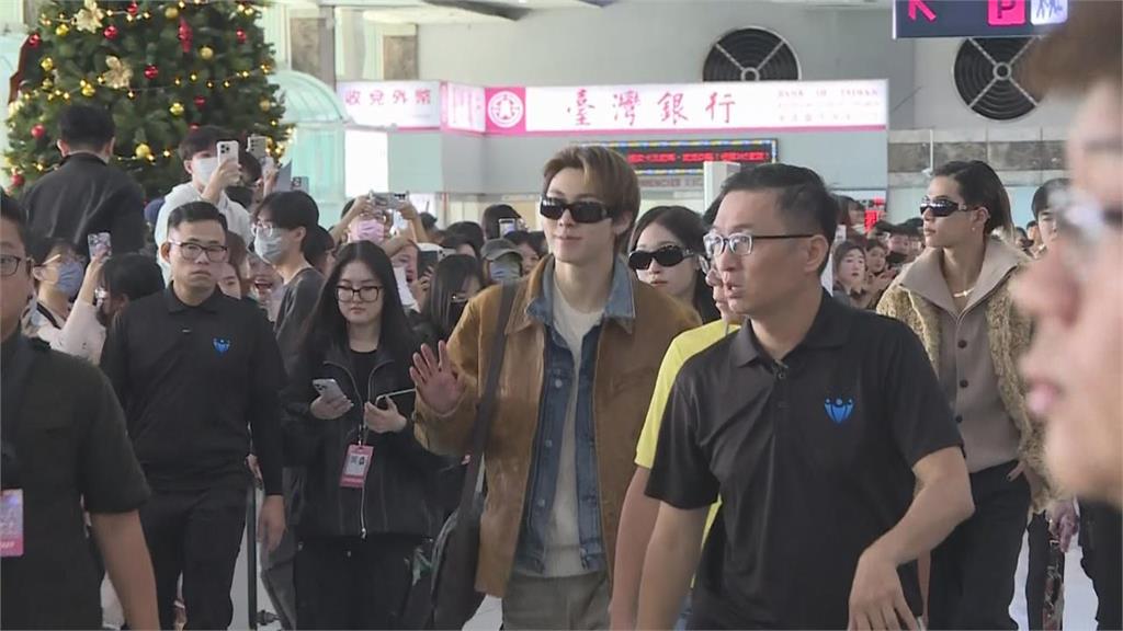 AAA湧3000粉絲爆高雄「接機亂象」！竟用「1奇招」戰術性卡位…網喊太扯