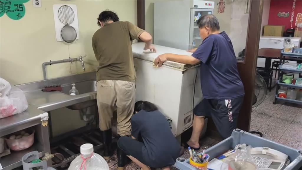 暴雨炸高雄! 岡山嘉興路水淹腰部 興農路6人受困農舍