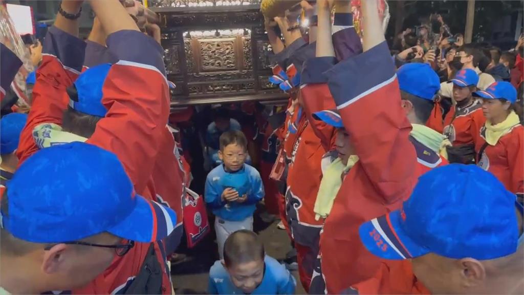 慈悲!北港朝天宮媽祖台南繞境 破例讓腦麻兒鑽轎底