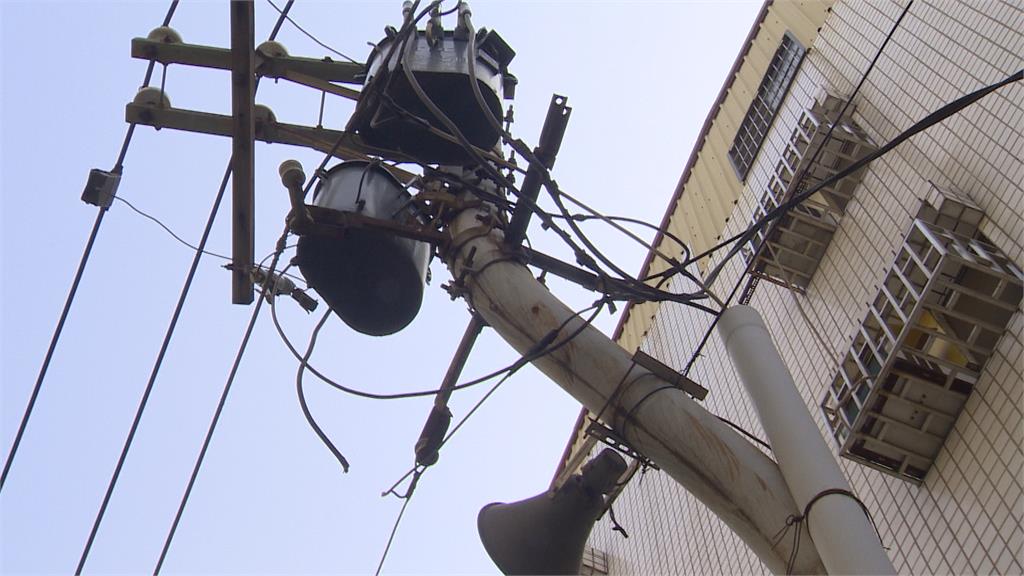 巷弄裡的電線桿「歪腰」掀討論 網友笑:修圖修過頭