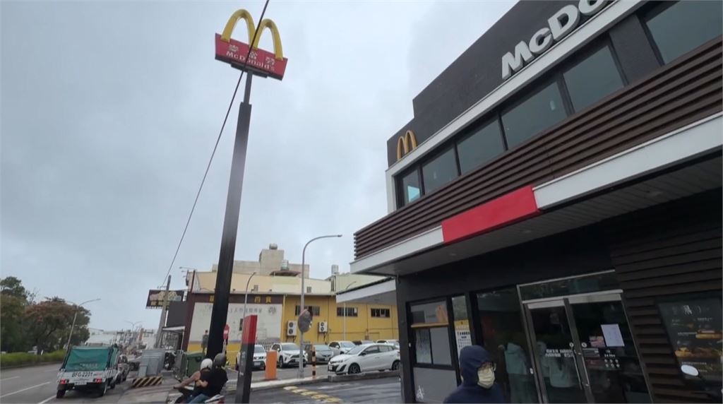 假的！大甲麥當勞招牌倒塌假照瘋傳　警闢謠查辦