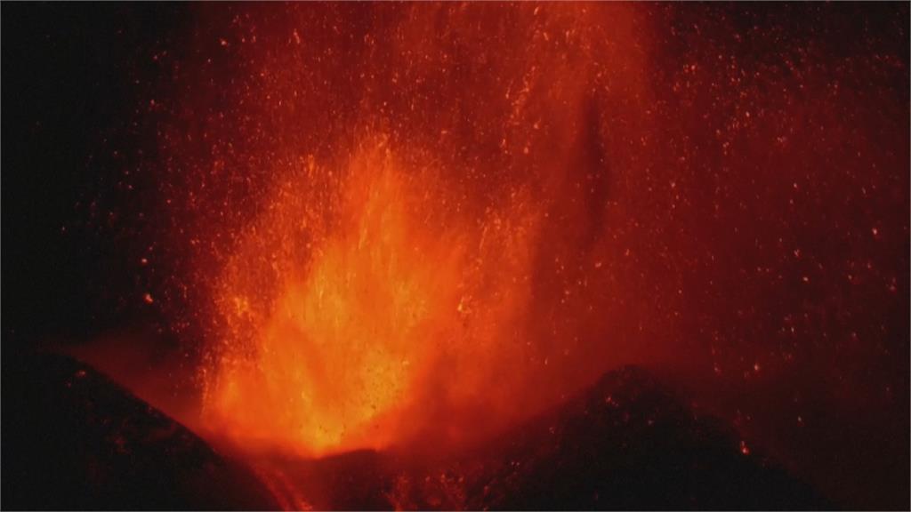 義大利「埃特納火山」又噴發　岩漿+白雪獨特冰火奇觀