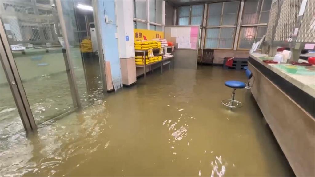 豪雨！旗山雜貨店整間泡水　高雄多地釀災應變中心三級開設