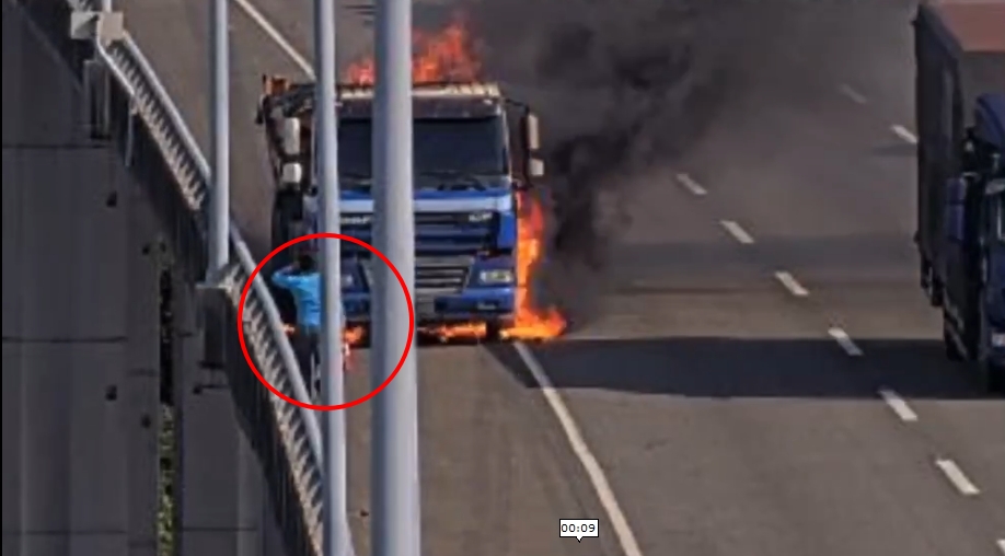 國道3號驚傳「火燒車」意外　黑煙直竄天際駕駛驚險逃生