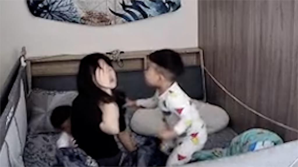 小小暖男!媽遭玩具打眼3歲兒衝來關心 「呼呼+親親」安慰感動她