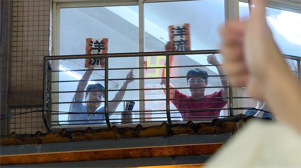 寧夏夜市掀「洋流」！沈伯洋掃街人潮塞爆　民眾搶合照簽名