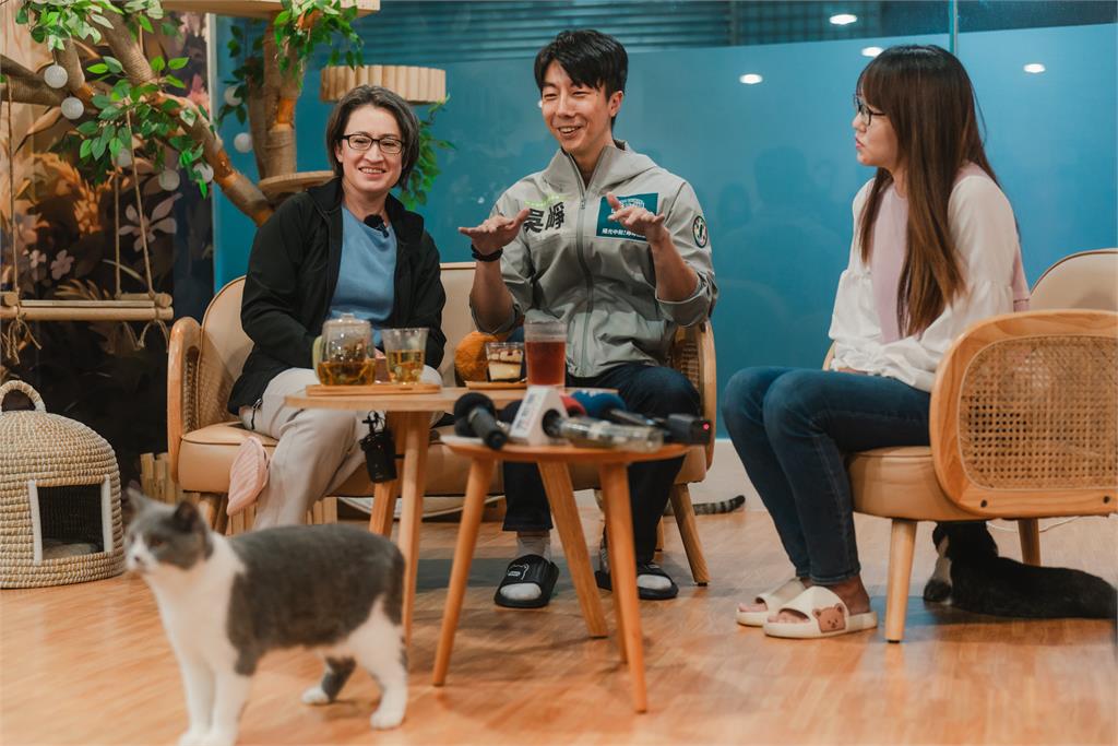 快新聞／相約毛孩咖啡廳送「貓屋」　蕭美琴：吳崢與他的貓都是中和人