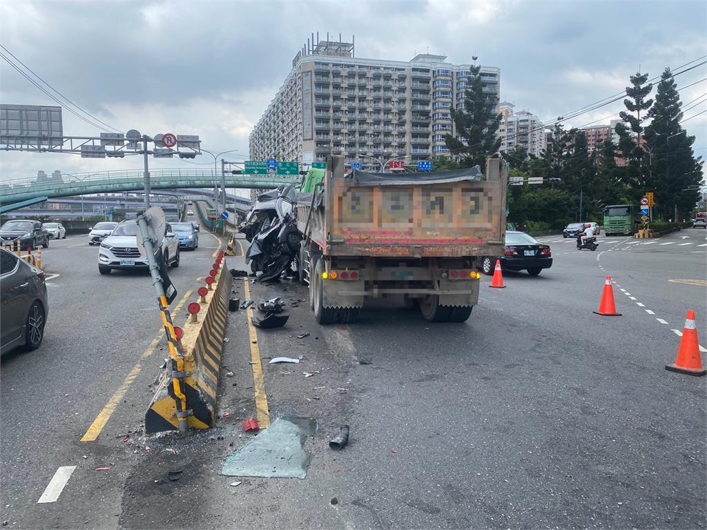 快新聞／命大！新店環河路小客車遭撞全毀　駕駛奇蹟僅輕傷