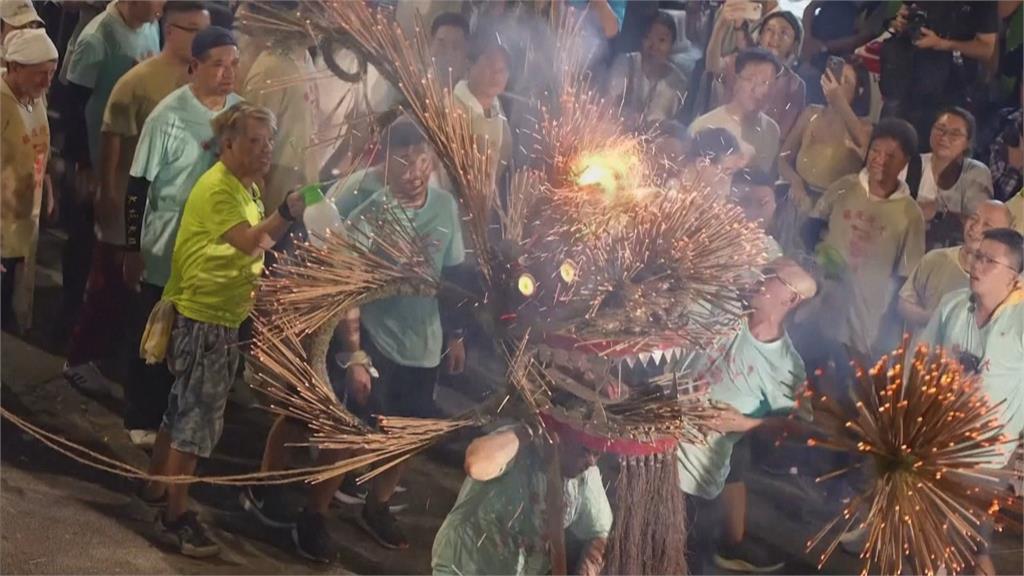香港「大坑舞火龍」盛大登場　百年巨龍一連三日夜空飛舞