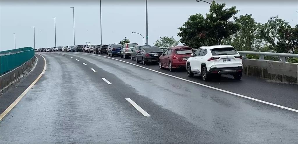 康芮就在家門口!恆春半島出現風雨 枋寮大庄村海堤「太空包」小山待命
