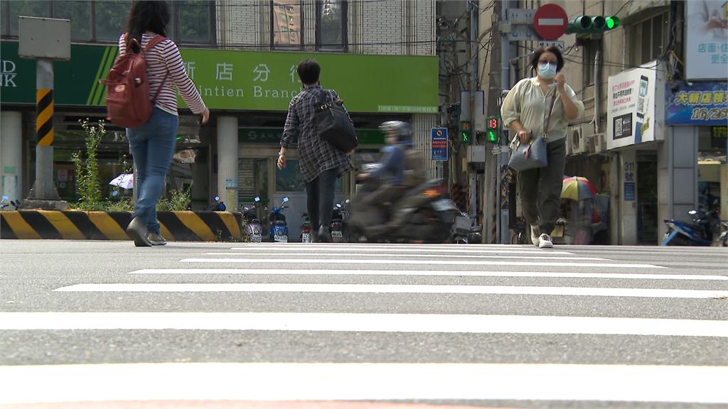 十字路口斑馬線設行人庇護島外 行人車潮中過馬路超困擾