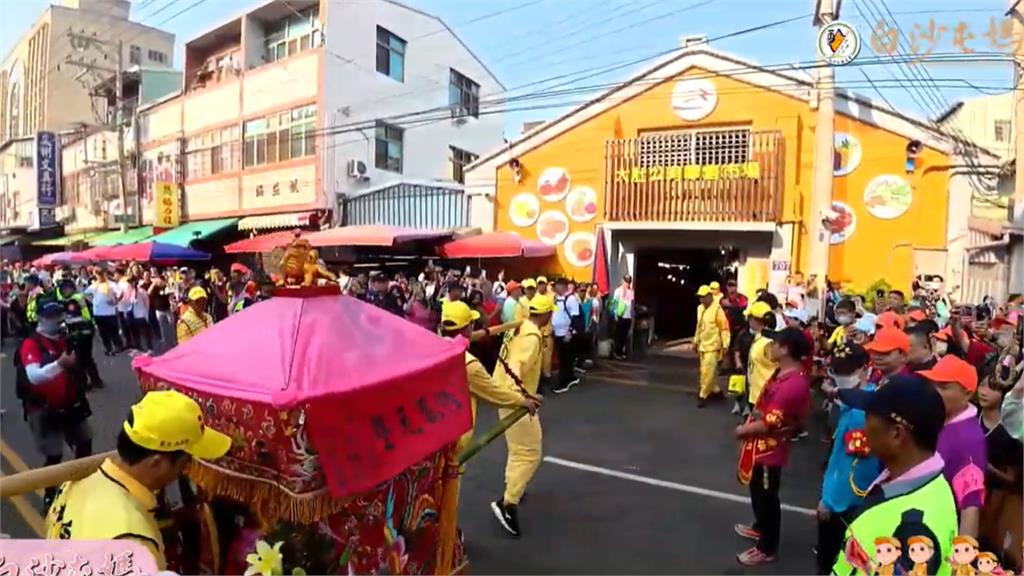 婦人焦急祈禱「粉紅超跑」突轉向衝向她!信眾淚喊「白沙屯媽祖聽見了」