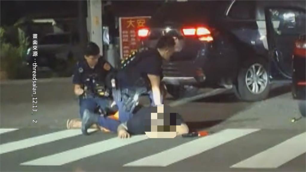 喝茫睡著! 轎車停路中"警強勢破窗" 駕駛渾身酒氣遭壓制