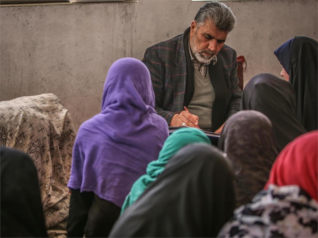 為規避「一禁令」不生女嬰!阿富汗母親用「巨石砸肚」強制女兒流產