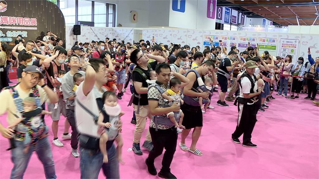 台北國際婦幼展連假登場　新手爸爸背小孩跳韓舞成焦點