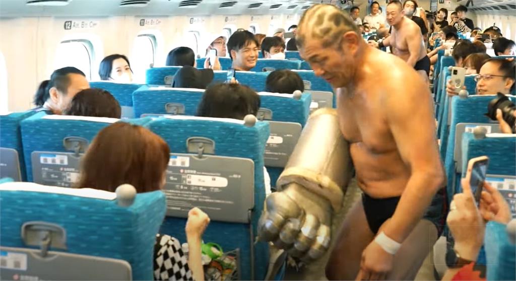 要打去新幹線打!日本車廂變身摔角擂台「最高速285公里」上演速度與激情